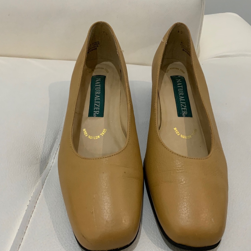 Women’s Naturalizer brand pump in tan color, made of leather with a block‎ heel.